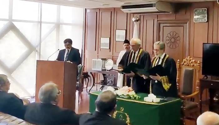 جسٹس منیب اختر نے قائم مقام چیف جسٹس پاکستان کا حلف اٹھا لیا