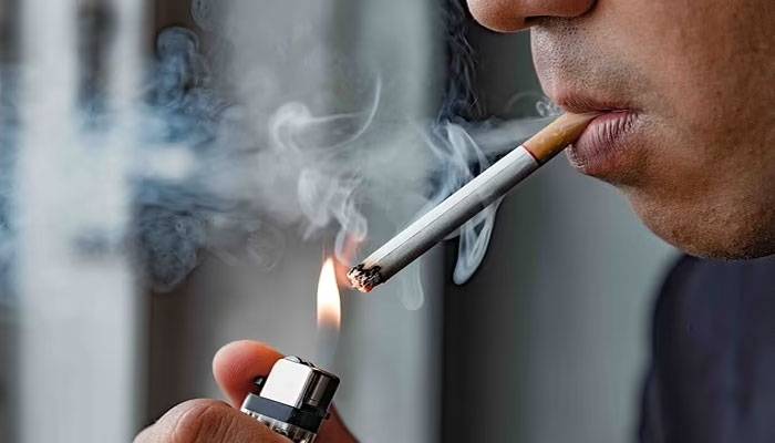 فرانس کا  ساحل سمندر، پارکس اور بس اسٹاپس پر سگریٹ نوشی پر پابندی  لگانے کا فیصلہ 