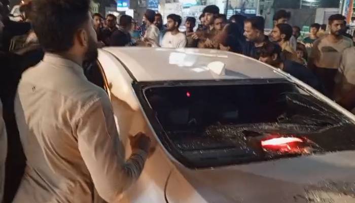 سہراب گوٹھ؛ گاڑی کو ٹکر مار کر فرار ہونیوالے کار ڈرائیورنے شہریوں کو روند ڈالا 
