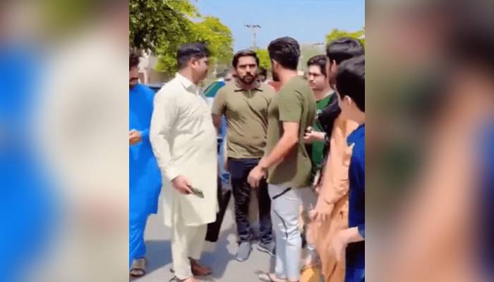 سابق کپتان بابراعظم کی سڑک پر مداحوں سے لڑائی کی ویڈیووائرل