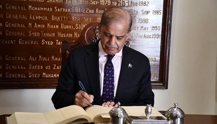 وزیراعظم کا کمانڈ اینڈ اسٹاف کالج کوئٹہ کا دورہ، ’بنیان مرصوص‘ کے دوران مسلح افواج کی کارکردگی کو سراہا