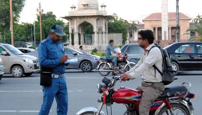 بغیر ثبوت چالان نہیں ہونگے، ٹریفک وارڈنز کی وردی کیساتھ  باڈی کیمرے منسلک