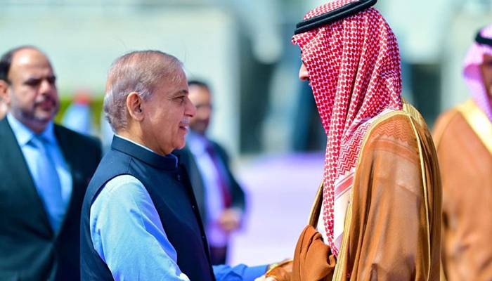 وزیراعظم شہباز شریف 2 روزہ دورے پر سعودی عرب پہنچ گئے
