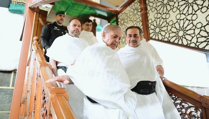 وزیر اعظم، فیلڈ مارشل  نے عمرہ کی سعادت حاصل  کرلی