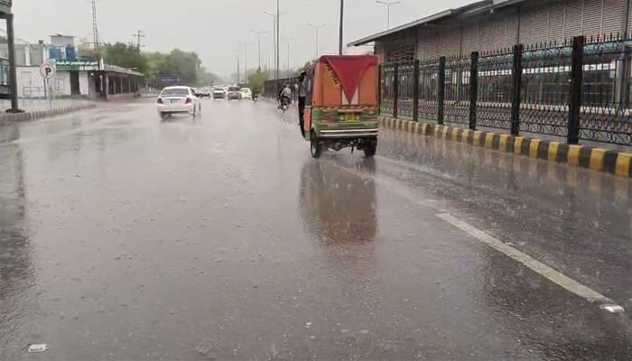  پشاور میں تیز بارش،گرمی کا زور ٹوٹ گیا، موسم خوشگوار