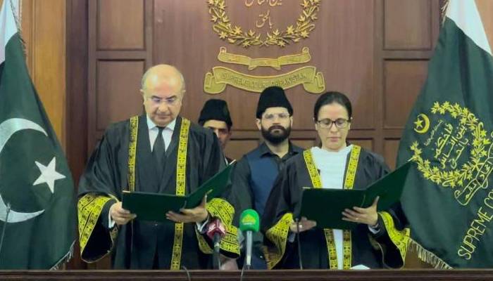 جسٹس منصور علی شاہ نے قائم مقام چیف جسٹس پاکستان کا حلف اٹھا لیا