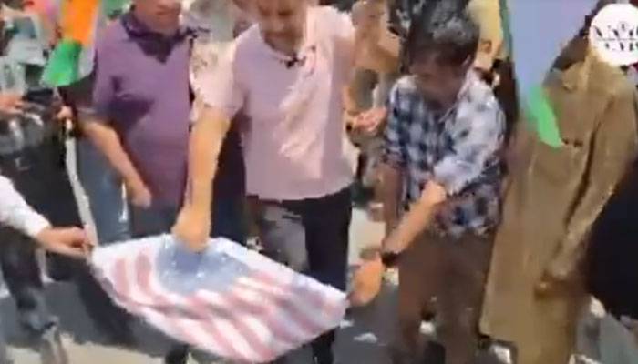انتہا پسند ہندوؤں کے ہاتھوں امریکی پرچم کی بے حرمتی