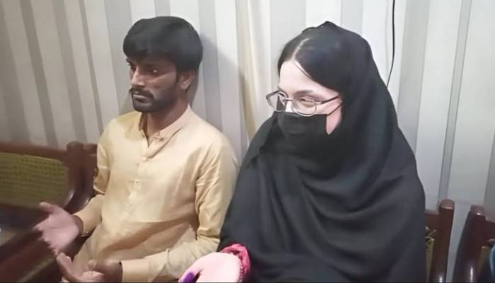 امریکی خاتون نےجھنگ پہنچ کر نوجوان سے شادی کرلی