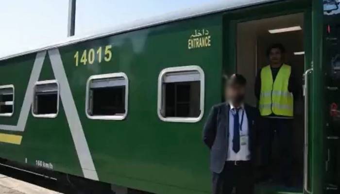 ریلوے ملازم بغیر ٹکٹ مسافروں کو سفر کرواتے پکڑا گیا