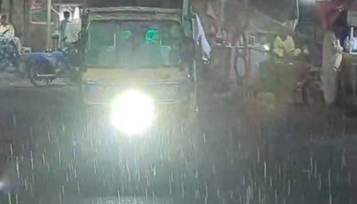 کراچی کے مختلف علاقوں میں گرج چمک کے ساتھ  بارش