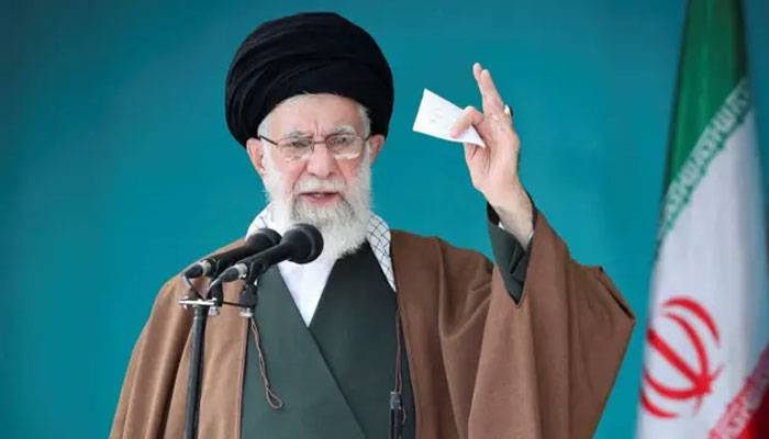 امریکیوں کو معلوم ہونا چاہیئے  ایران سرینڈر نہیں کرے گا، آیت اللہ علی خامنہ ای 
