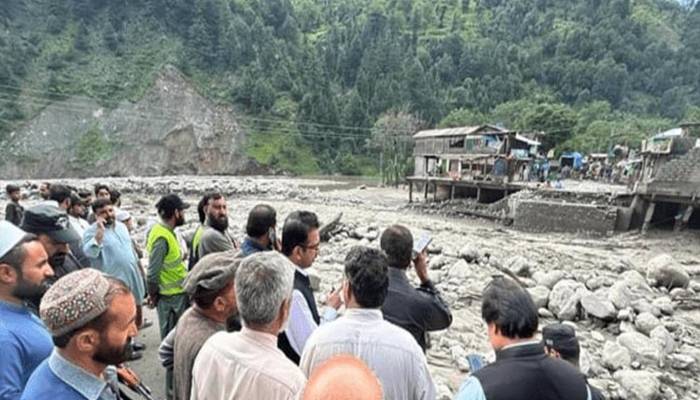 اپر دیر میں طوفانی بارشیں،کمراٹ کامرکزی پُل سیلابی ریلےکی نذر،کمسن بچہ بہہ گیا