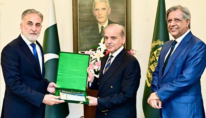 وزیر اعظم سے چیئرمین نیب کی ملاقات، 2 سالہ کارکردگی رپورٹ پیش کی