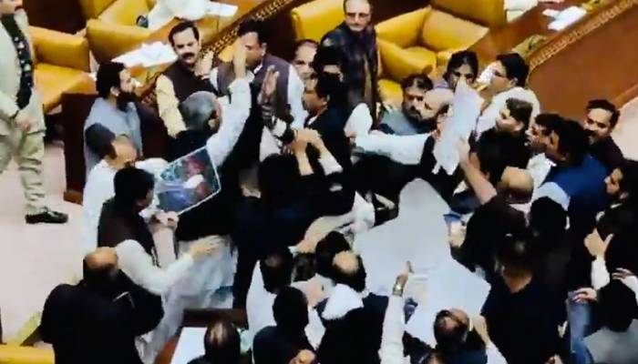 ویڈیو: وزیر اعلی مریم نواز کی تقریر کے دوران   حکومتی، اپوزیشن  ارکان گتھم گتھا ہوگئے
