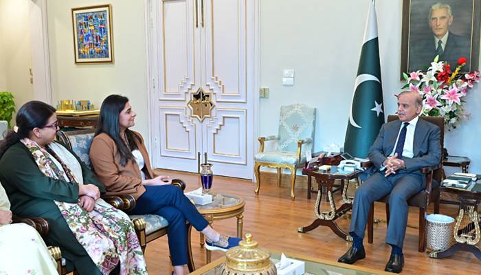 وزیر اعظم  سے کرکٹر ثناء میر کی ملاقات، آئی سی سی ہال آف فیم میں شامل ہونے پر مبارکباد