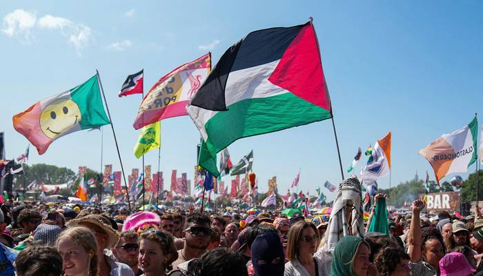 گلاسٹنبری میوزک فیسٹیول میں فلسطین سے اظہارِ یکجہتی، فنکاروں کے اسرائیل مخالف نعرے