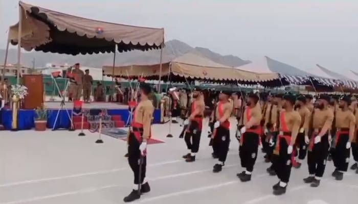 خضدار: پیشہ ورانہ تربیت حاصل کرنے والے بلوچستان لیویز کے ریکروٹس کی پاسنگ آؤٹ پریڈ