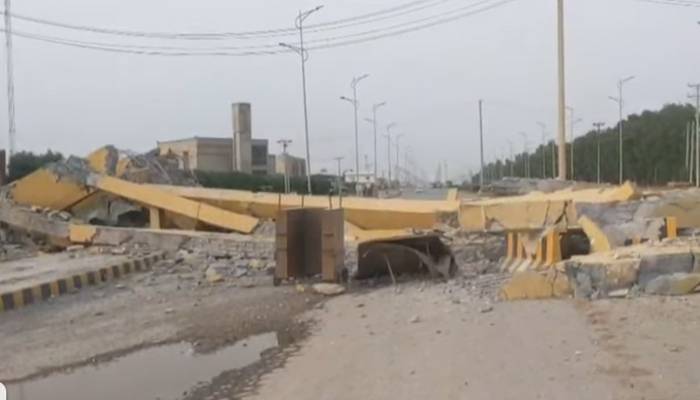 فیصل آباد:چک جھمرہ انڈسٹریل زون کا ’لوگو قینچی‘ پل گر گیا 