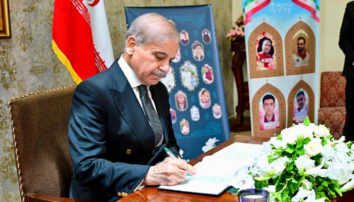 وزیر اعظم کا ایرانی سفارت خانے کا دورہ،تعزیتی کتاب میں تاثرات درج کیے