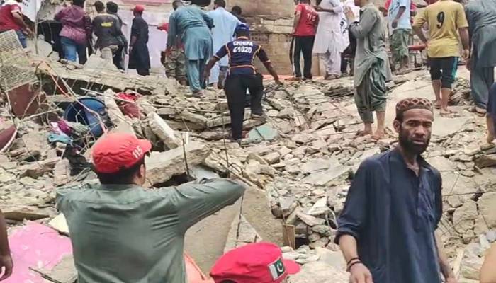 کراچی میں 5 منزلہ عمارت منہدم، متعدد افراد ملبے تلے دب گئے،7افرادجاں بحق