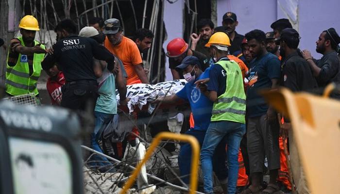 کراچی :عمارت کے ملبے سے مزید دو لاشیں نکال لی گئیں، اموات کی تعداد 22 ہوگئی
