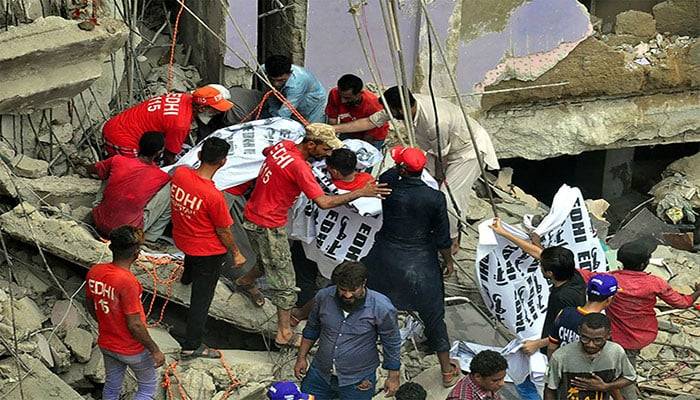 کراچی میں عمارت گرنے کا معاملہ، حکومت کی جانب سے کوئی گھر نہیں دیا گیا