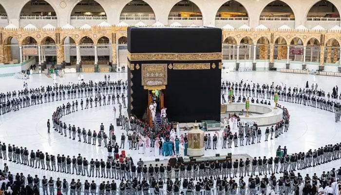 خانہ کعبہ کو آبِ زم زم اور عرق گلاب سے غسل دیدیا گیا
