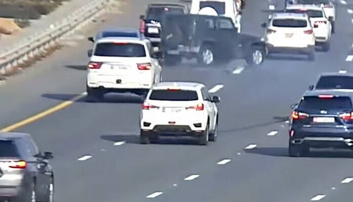 یو اے ای میں حادثے کی جگہ پر گاڑی روک کر تماشہ دیکھنے پر بھاری جرمانہ  ہوگا