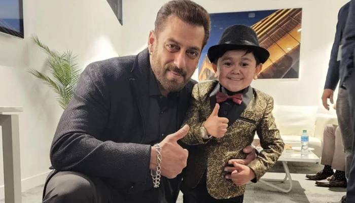  دنیا کے سب  سے چھوٹے قد کے نامور گلوکار ، سوشل میڈیا اسٹار گرفتار 