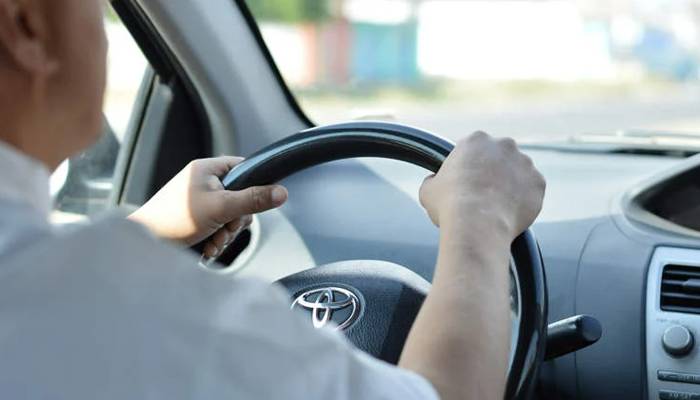 فرانس: شوہر بیوی کو پیٹرول پمپ پر بھول گیا، 300 کلومیٹر بعد یاد آیا
