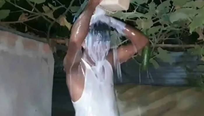 بیوی سے طلاق پر شخص کا دودھ سے نہا کر جشن، ویڈیو وائرل