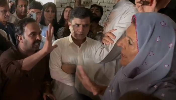 اڈیالہ جیل کے قریب علیمہ خان کے سامنے ایک کارکن جذباتی ہوگیا