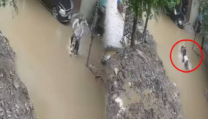 لاہور : شاہدرہ ٹاؤن میں شہری موٹرسائیکل سمیت کھلے مین ہول میں گرگیا