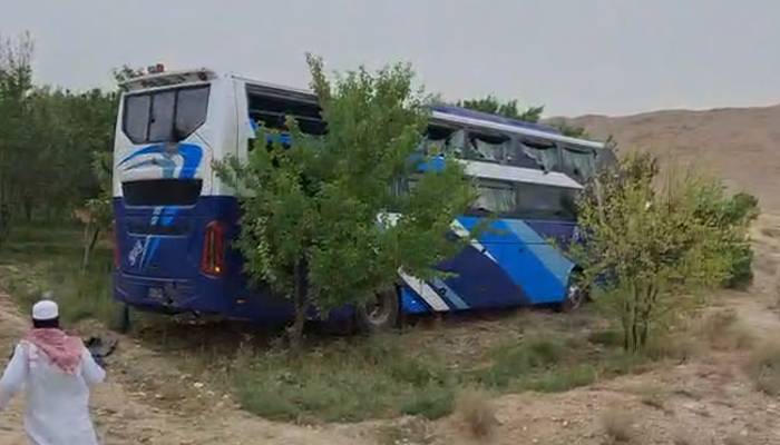 قلات میں مسافربس پر فائرنگ، 3 افراد جاں بحق، متعدد زخمی 