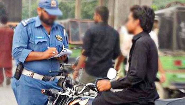 پہلی مرتبہ وارڈنز اور بغیر ہیلمٹ موٹرسائیکل سوارو ں کی ایک ساتھ  شامت آ گئی