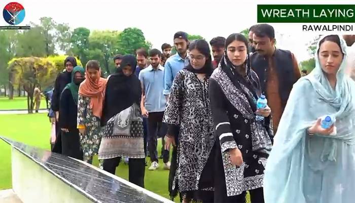 آئی ایس پی آر سمر انٹرنشپ 2025 کے طلبہ کا یادگارِ شہداءکادورہ