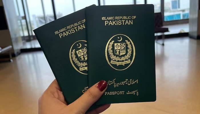 پاسپورٹ میں والد کے ساتھ والدہ کا نام لازم قرار