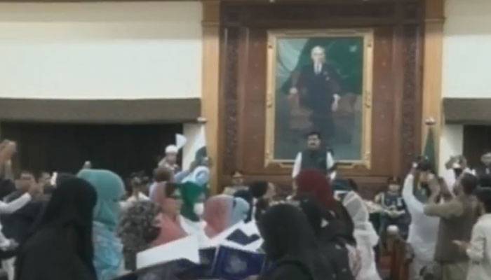 خیبرپختونخوا اسمبلی کی مخصوص نشستوں پر منتخب 25 ارکان نے حلف اٹھالیا