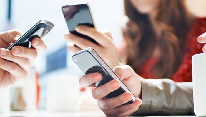 پاکستان میں عورتیں زیادہ موبائل استعمال کرتی ہیں یا مرد؟رپورٹ جاری