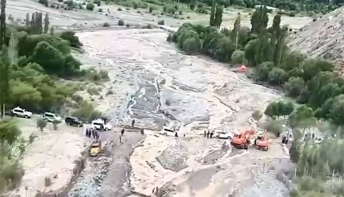 شاہراہ بابوسر: پاک فوج کا ہیلی کاپٹر کےذریعے ریسکیو اور بحالی آپریشن جاری