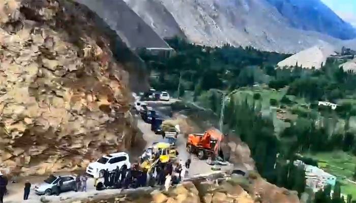 سکردو-دیوسائی روڈ بحال، پاک فوج کا بروقت ریسکیو آپریشن مکمل