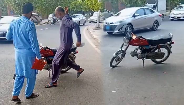 لاہور:چالان ہونے پر شہری نےموٹرسائیکل کو آگ لگادی