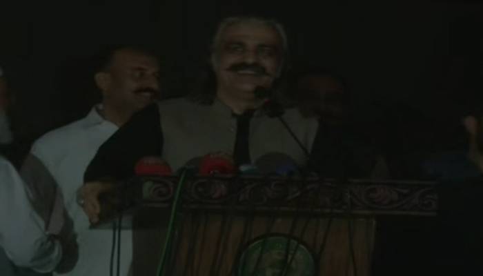 پشاور: علی امین گنڈاپور کی تقریر کے دوران بجلی چلی گئی،ہال میں پھر کیا ہوا؟
