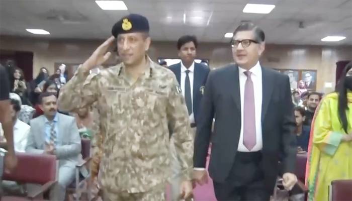 جی سی یونیورسٹی لاہور میں ڈی جی آئی ایس پی آر کا دورہ، طلبہ کا جذبہ دیدنی