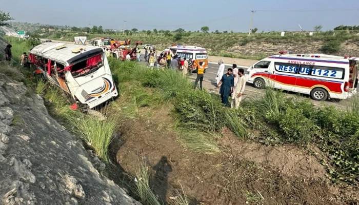 چکوال: مسافر بس کھائی میں جا گری، 8 افراد جاں بحق، 18 زخمی