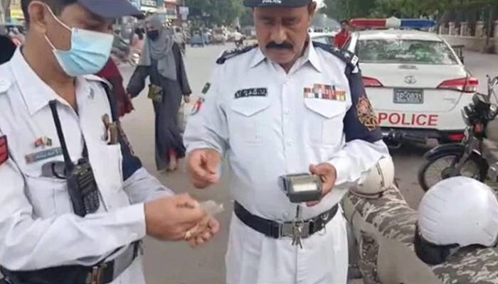 ہیلمٹ نہ پہننے والے پولیس اہلکاروں کی شامت آگئی، بھاری جرمانے عائد