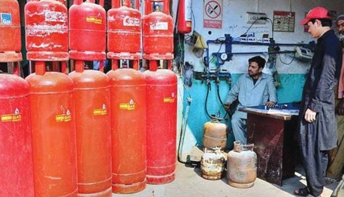 فی کلو ایل پی جی کی قیمت میں 17 روپے کی کمی، گھریلو سلنڈر بھی سستا ہوگیا