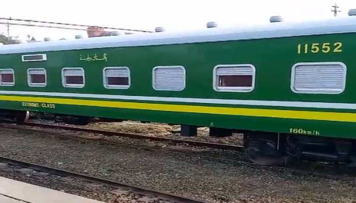 لاہور سے کراچی جانے والی پاک بزنس ایکسپریس ٹرین بھی حادثے کا شکار