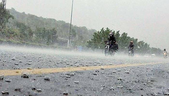 لاہور کے مختلف علاقوں میں بارش سے جل تھل ایک ہو گیا