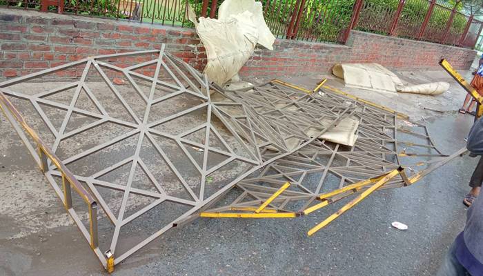 لاہور میں سائن بورڈ گرنے سے 1 شخص جاں بحق